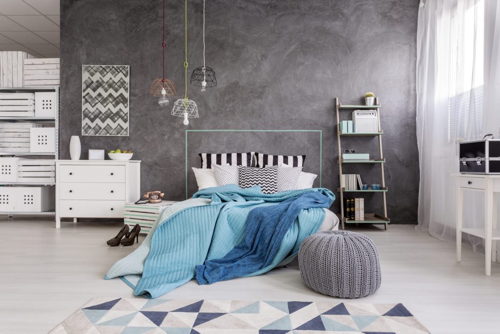 A room with a bedside pendant lamp